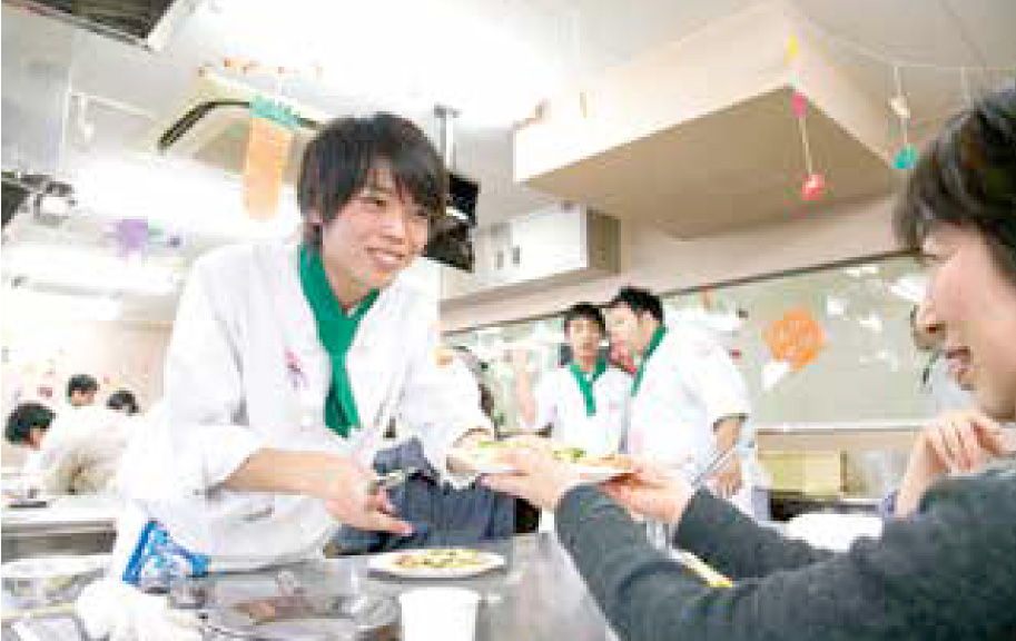 作った料理をお客様に提供する学内店舗「ビストロベル」で提供!!