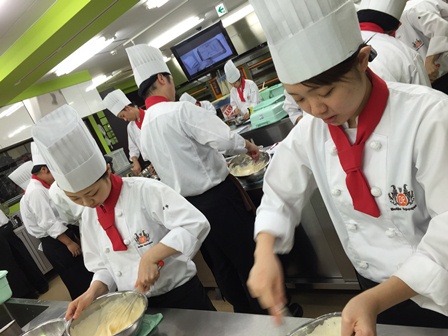ジェノワーズ作成 埼玉ベルエポック製菓調理専門学校 大宮で製菓 調理 カフェを学ぶ